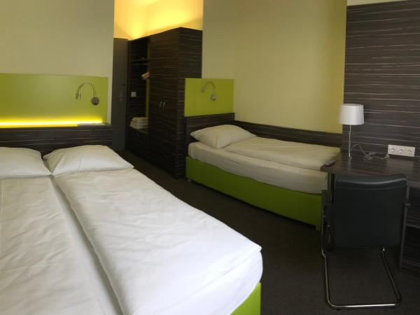 Behringers City Hotel Nürnberg : photo 8 de la chambre chambre triple standard avec petit lit double