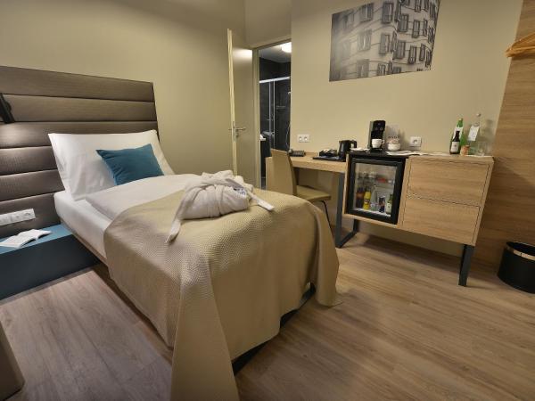 EA Hotel New Town : photo 6 de la chambre chambre simple avec balcon