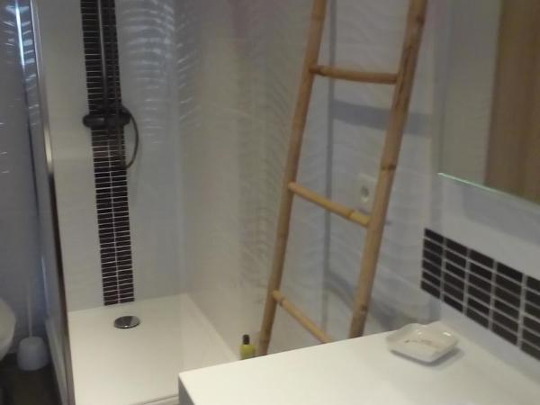 Le mazet en été - studio en garrigue nimoise : photo 4 de la chambre studio - vue sur piscine 