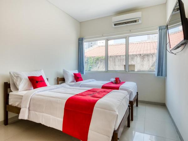 RedDoorz near Ciputra World 3 : photo 2 de la chambre chambre lits jumeaux