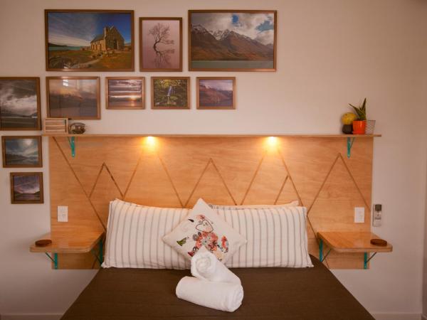 Absoloot Hostel Queenstown : photo 8 de la chambre chambre lit queen-size avec salle de bains privative