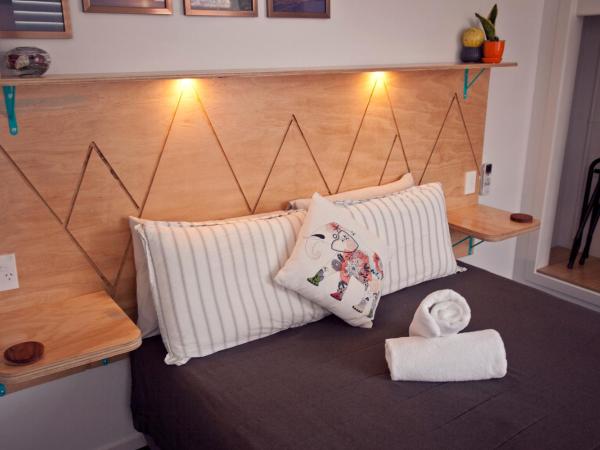 Absoloot Hostel Queenstown : photo 10 de la chambre chambre lit queen-size avec salle de bains privative