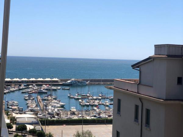 Mareluna Penthouse - Luxury Suites : photo 6 de la chambre chambre double avec balcon - vue sur mer