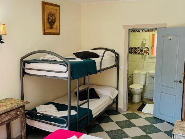 Pensión Aduar : photo 7 de la chambre chambre quadruple avec salle de bains