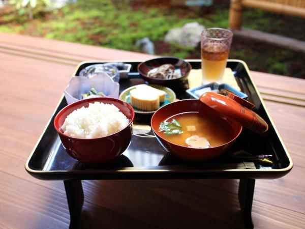 Bed & Breakfast Tsukiya : photo 8 de la chambre chambre triple avec salle de bains commune