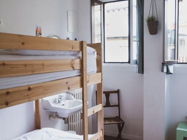 A Room In The City Hostel : photo 1 de la chambre chambre lits jumeaux (lits superposés) avec salle de bains commune