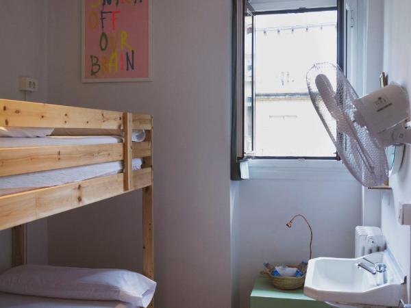 A Room In The City Hostel : photo 2 de la chambre chambre lits jumeaux (lits superposés) avec salle de bains commune