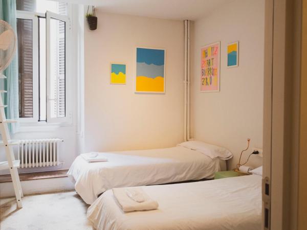 A Room In The City Hostel : photo 1 de la chambre chambre lits jumeaux avec salle de bains commune