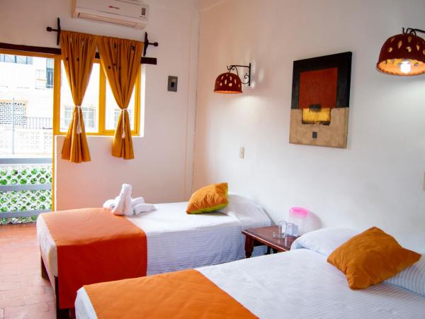 Hotel Hacienda de Vallarta Centro : photo 1 de la chambre chambre triple avec climatisation