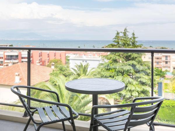 Best Western Plus Antibes Riviera : photo 8 de la chambre deluxe king room with balcony and sea view - non-smoking