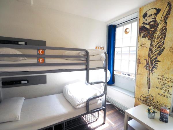 St Christopher's The Inn - London Bridge : photo 1 de la chambre lit dans dortoir mixte de 4 lits avec salle de bains commune séparée