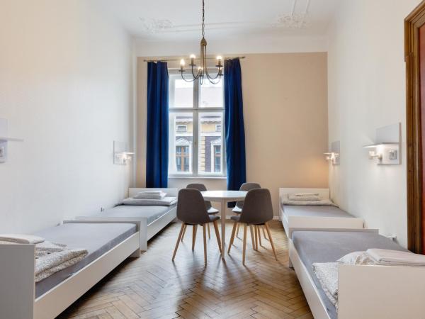 Dizzy Daisy Hostel : photo 8 de la chambre chambre quadruple avec salle de bains commune