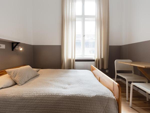 Dizzy Daisy Hostel : photo 7 de la chambre chambre double avec salle de bains commune