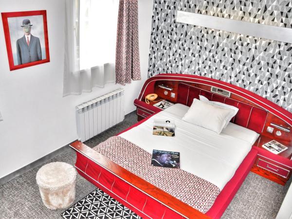 Detective Hotel : photo 6 de la chambre chambre double confort - charlie's angels