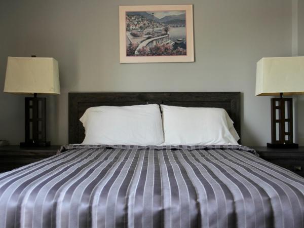 Victoria Motor Inn : photo 1 de la chambre chambre lit queen-size avec bain à remous
