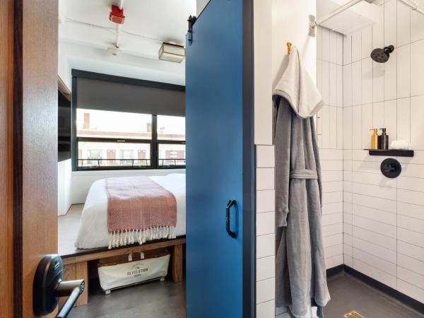 The Revolution Hotel : photo 3 de la chambre chambre lit king-size avec salle de bains privative