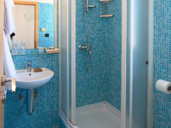 Villa Andrea : photo 8 de la chambre chambre double - vue sur jardin