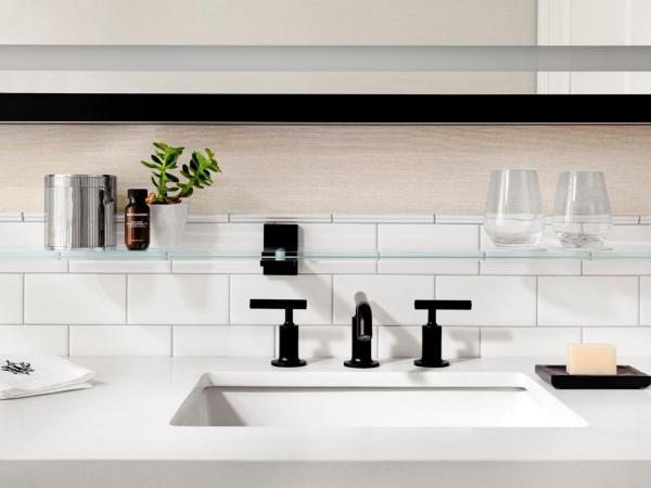 The Whitney Hotel Boston : photo 1 de la chambre hébergement lit king-size - vue sur charles river