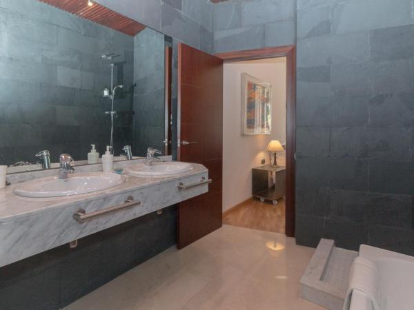 Bet Apartments - Canovas rooms : photo 8 de la chambre chambre double avec balcon