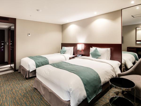 Sunshine Hotel : photo 2 de la chambre chambre lits jumeaux de luxe - stationnement gratuit