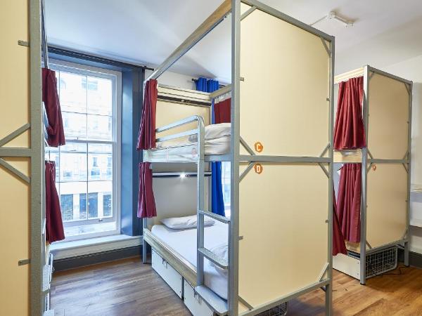 St Christopher's Inn Village - London Bridge : photo 5 de la chambre lit dans dortoir mixte de 8 places avec salle de bains commune extérieure