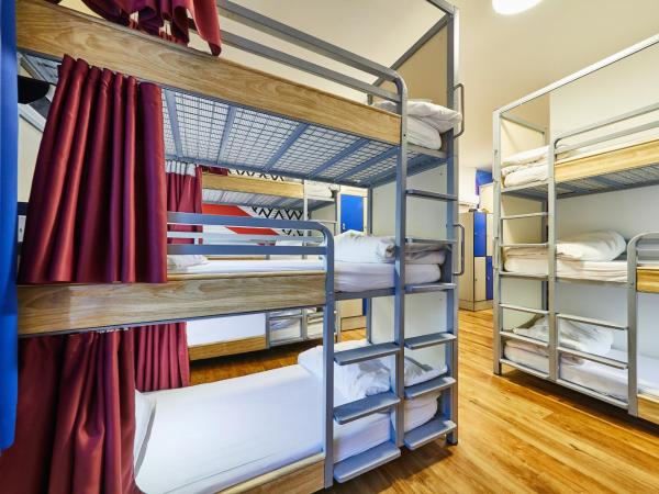 St Christopher's Inn Village - London Bridge : photo 5 de la chambre lit dans dortoir mixte de 21 lits avec lits superposés triples et salle de bains commune séparée