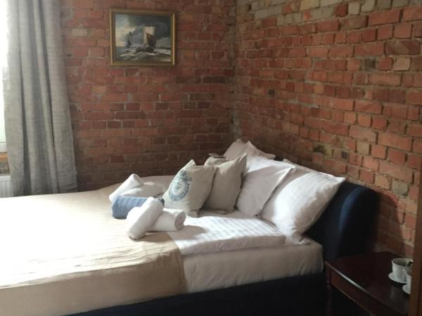 Villa Italiana pokoje z prywatnymi łazienkami & Odnowa Biologiczna : photo 1 de la chambre chambre lit king-size avec salle de bains privative