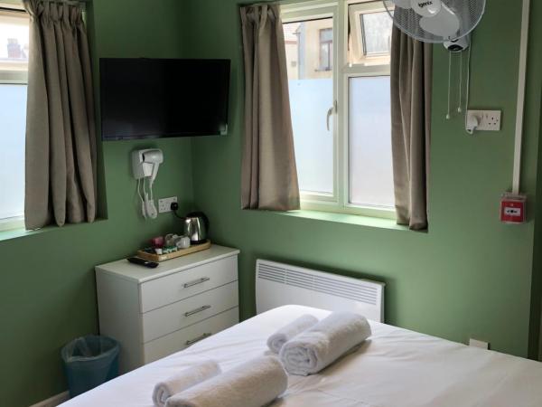 WiseStay : photo 6 de la chambre chambre double avec salle de bains privative