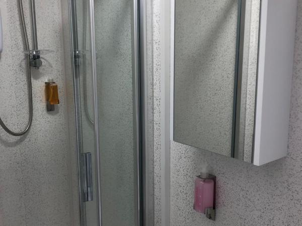 WiseStay : photo 7 de la chambre chambre double avec salle de bains privative