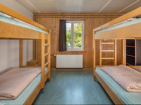 Brienz Youth Hostel : photo 1 de la chambre chambre sextuple avec salle de bains commune