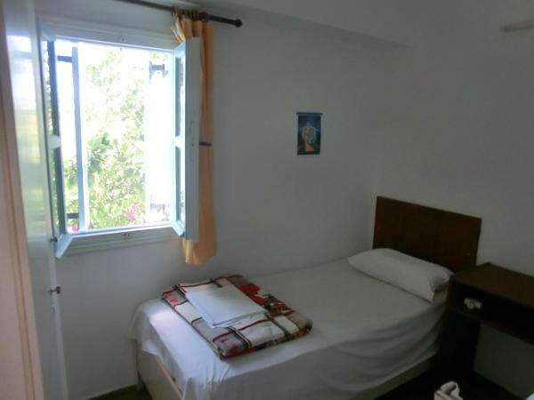 Santorini Camping & Hostel : photo 2 de la chambre chambre triple Économique