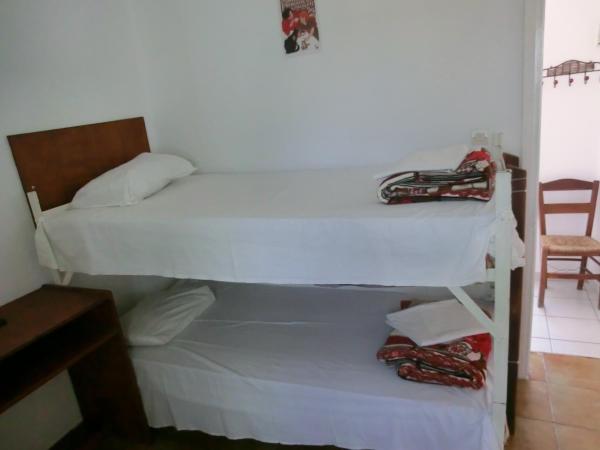 Santorini Camping & Hostel : photo 3 de la chambre chambre triple Économique