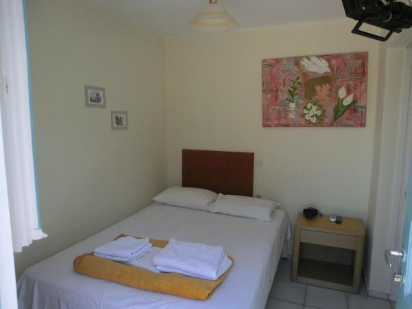 Santorini Camping & Hostel : photo 1 de la chambre chambre double
