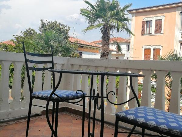 Bravo 18 : photo 1 de la chambre suite lit king-size avec balcon