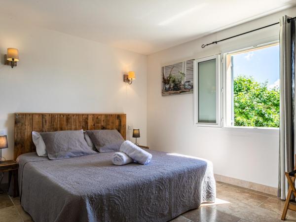 Mas Saint Julien : photo 3 de la chambre suite lit king-size - vue sur piscine