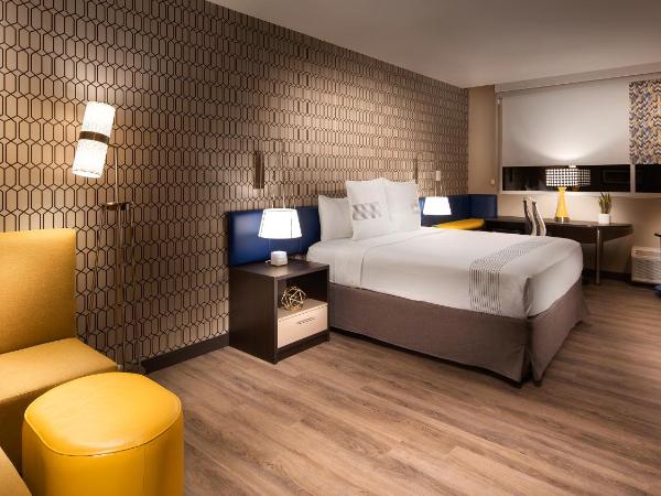 GLō Best Western Nashville : photo 3 de la chambre chambre lit king-size avec douche accessible en fauteuil roulant - adaptée aux personnes à mobilité réduite