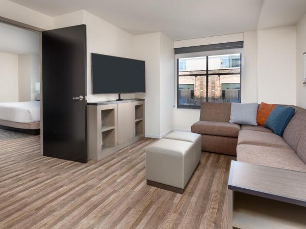 Hyatt House Chicago West Loop : photo 1 de la chambre suite 1 chambre lit king-size avec canapé-lit