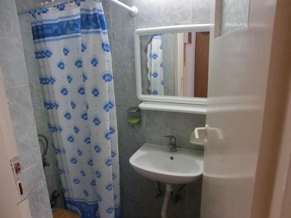 Santorini Camping & Hostel : photo 3 de la chambre chambre triple basique