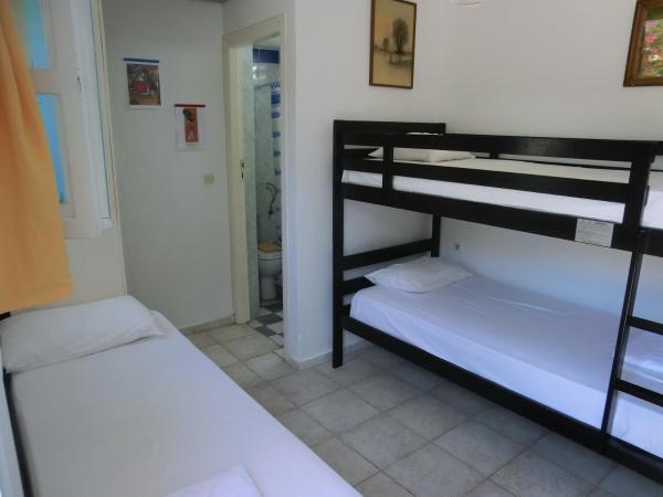 Santorini Camping & Hostel : photo 1 de la chambre chambre triple basique