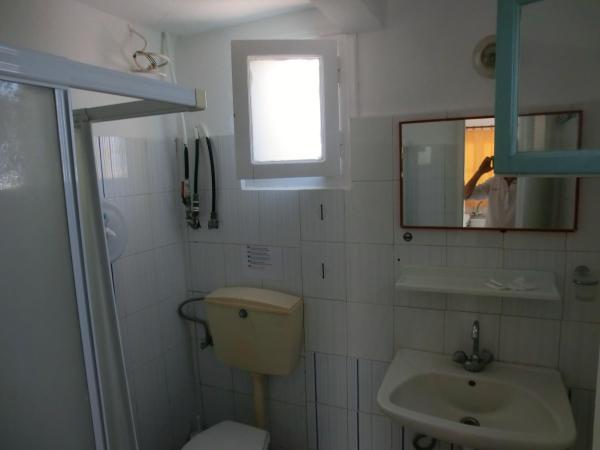 Santorini Camping & Hostel : photo 4 de la chambre chambre quadruple Économique