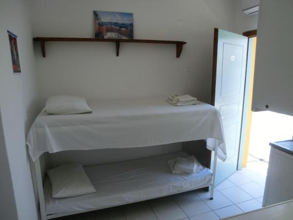 Santorini Camping & Hostel : photo 2 de la chambre chambre quadruple Économique