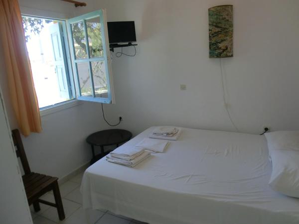 Santorini Camping & Hostel : photo 1 de la chambre chambre quadruple Économique