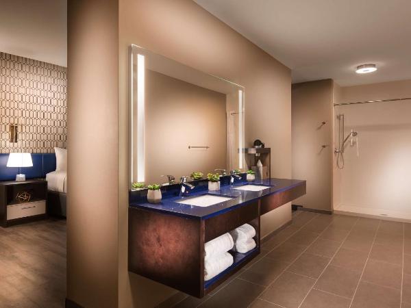 GLō Best Western Nashville : photo 2 de la chambre chambre lit king-size avec douche accessible en fauteuil roulant - adaptée aux personnes à mobilité réduite