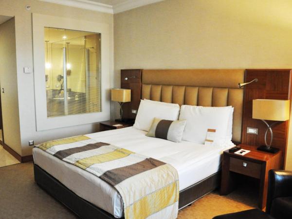 Mövenpick Hotel Izmir : photo 4 de la chambre chambre lit king-size supérieure avec vue