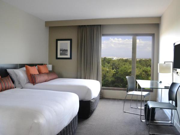 Novotel Sydney International Airport : photo 1 de la chambre chambre supérieure avec 2 lits doubles