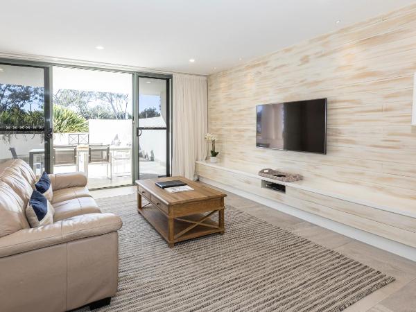 Bay Royal Apartments : photo 4 de la chambre deluxe two-bedroom beachfront apartment - ground floor (apt 3)