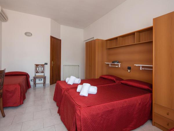 Hotel Nella : photo 2 de la chambre chambre quadruple classique