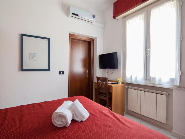 Hotel Nella : photo 10 de la chambre chambre double ou lits jumeaux Économique