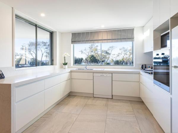 Bay Royal Apartments : photo 9 de la chambre premium three-bedroom apartment with beach view (apt 8)