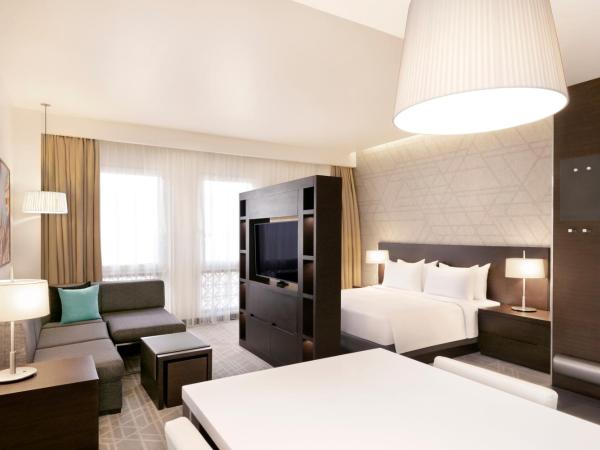 Hyatt Place Dubai Wasl District Residences : photo 3 de la chambre ce studio comprend une cuisine.